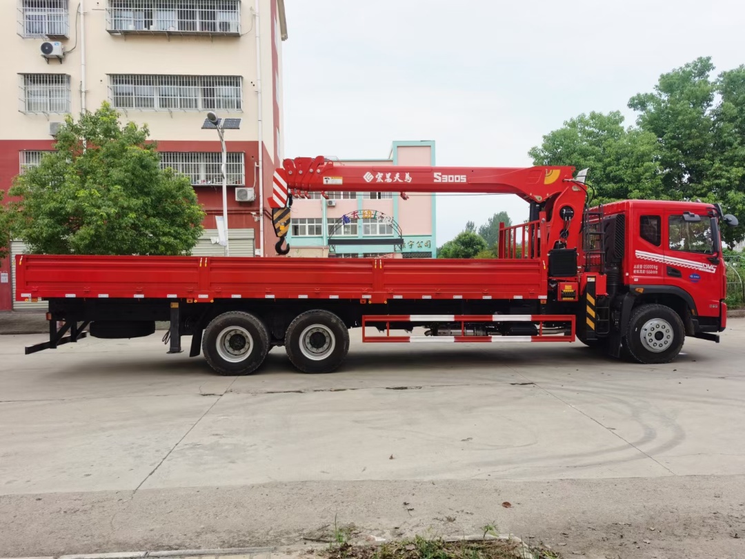 國(guó)六東風(fēng)華神DV5后八輪宏昌天馬12噸五節(jié)臂吊機(jī)隨車(chē)吊