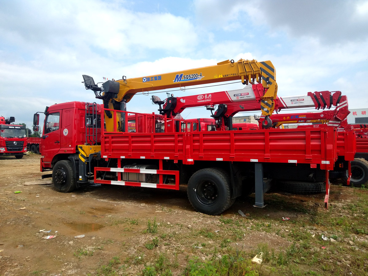 國(guó)六東風(fēng)華神F5排半上裝徐工8噸直臂式吊機(jī)隨車(chē)吊